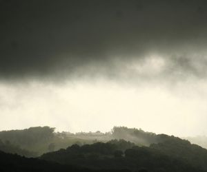 Deszcz, mgły i jeszcze to! Pogodowe zawirowania na początek tygodnia