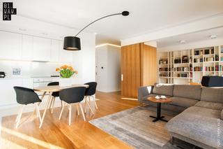 Jak funkcjonalnie urządzić nowoczesne mieszkanie? Świetny pomysł na miejsce do pracy w salonie