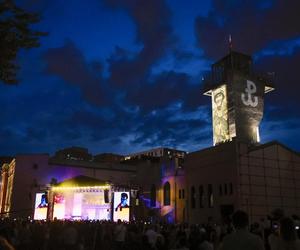 Koncert Brodki w Parku Wolności przy Muzeum Powstania Warszawskiego