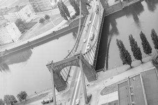 Drogi Dolnego Śląska po wojnie i w PRL-u. Stare samochody, oznakowania i betonowe płyty