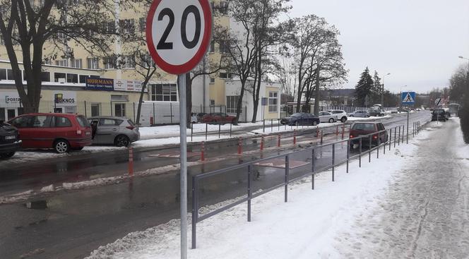 Drogowa bzdura roku w Olsztynie? Olsztyński radny krytykuje las słupków i ciąg barierek [ZDJĘCIA]