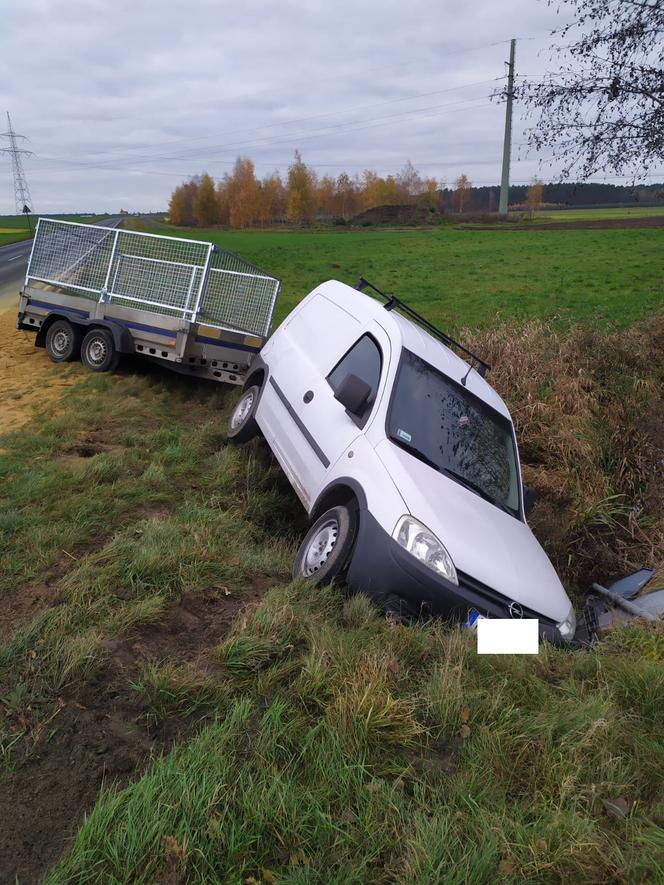 Stłuczka na obwodnicy Święciechowy. Przyczepa jednego auta uderzyła w drugie