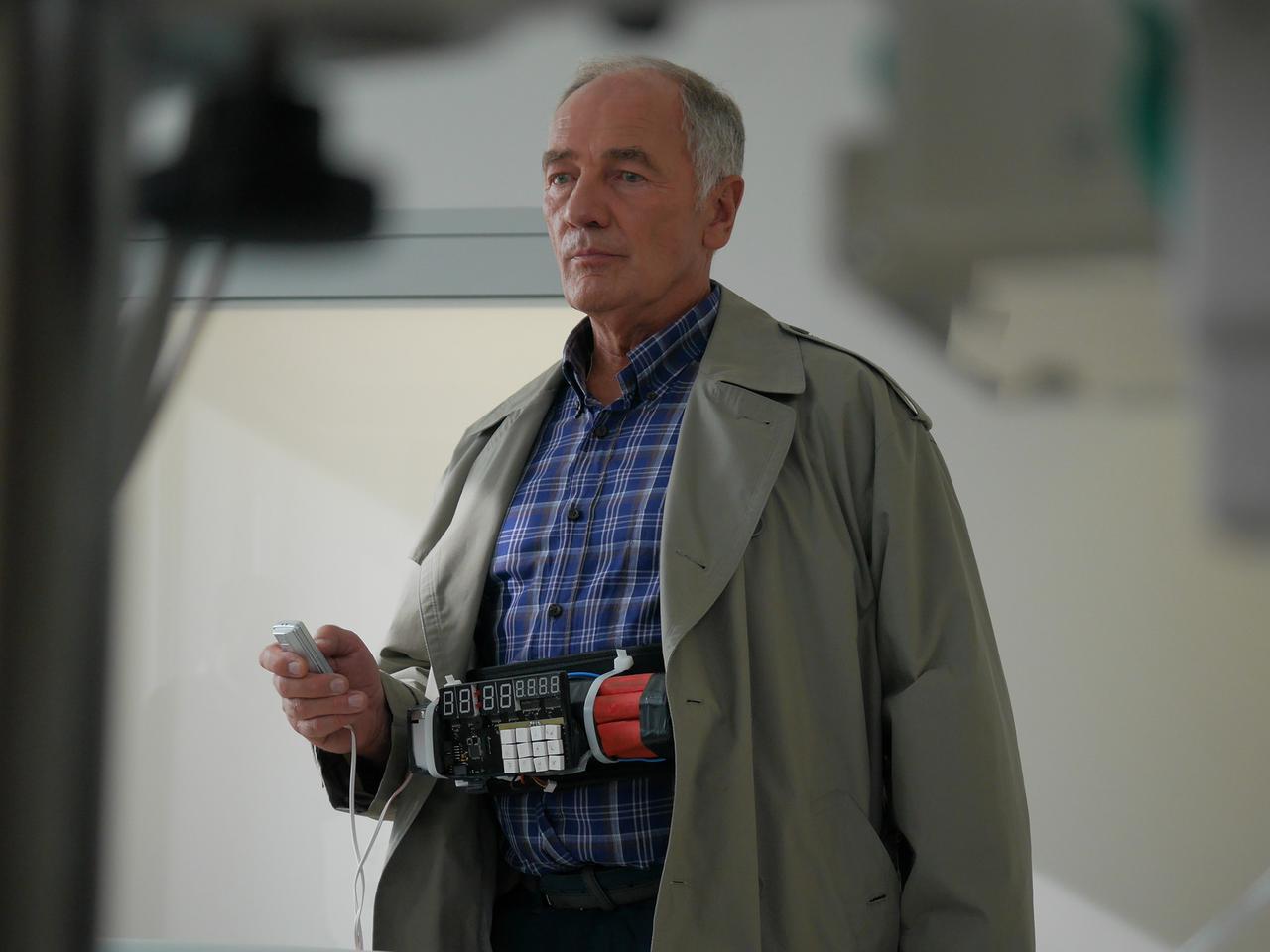 Dlaczego Karol (Karol Strasburger) jest zawinięty w... bombę?