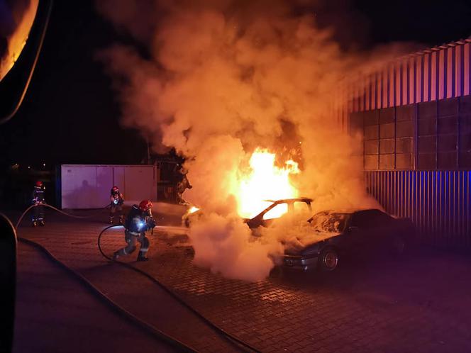 Pożar trzech samochodów w Toruniu. Nocna akcja strażaków