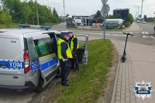 Pijany romantyk pędził na hulajnodze przez Radom. Chciał wręczyć ukochanej różę, skończył z mandatem