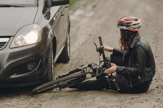 Tychy: Najechał na rowerzystę i uciekł. Kolarz upadł na jezdnię. Policjanci poszukują sprawcy