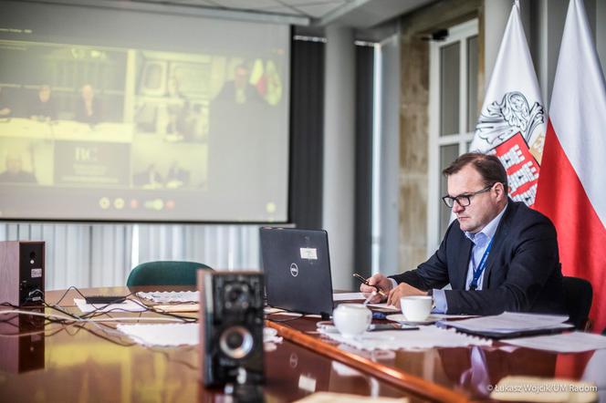 Prezydent Radomia wziął udział w wideokonferencja z premierem Mateuszem Morawieckim. 