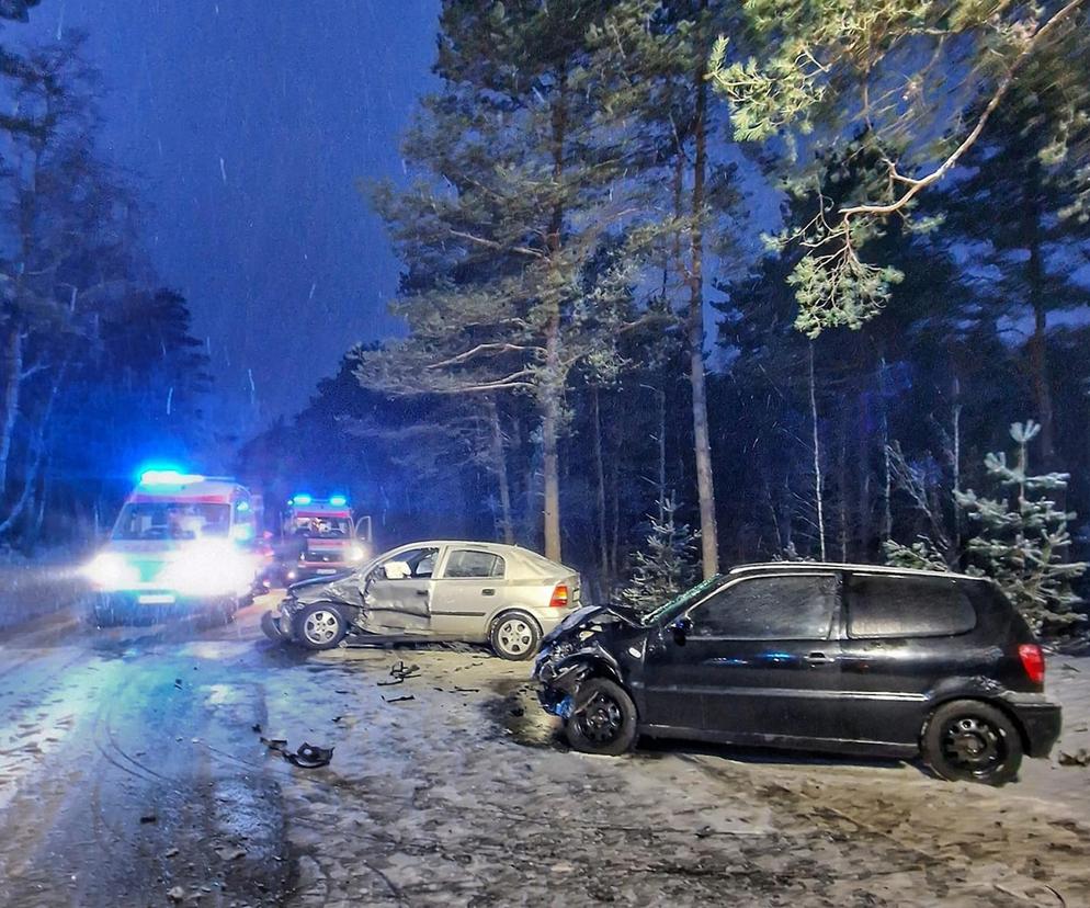 Zmiażdżone samochody po czołówce na śliskiej drodze. Są ranni