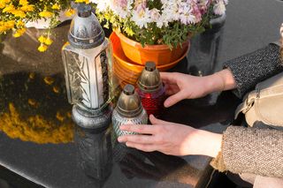 Ten jeden prosty trik zabezpieczy groby przed kradzieżą. Złodzieje będą cię przeklinać