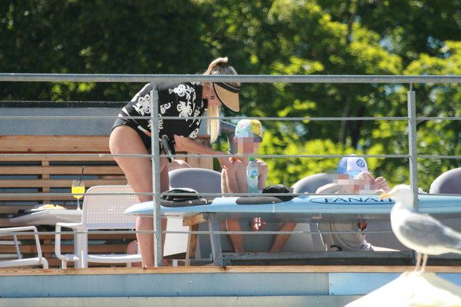 Marlena Muranowicz, wkrótce była żona Mroczka w bikini na plaży.