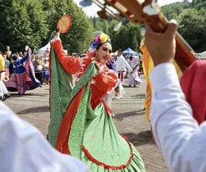 Rozpoczął się 60. jubileuszowy Tydzień Kultury Beskidzkiej. Przyjechało 20 zespołów z całego świata ZDJĘCIA, PROGRAM