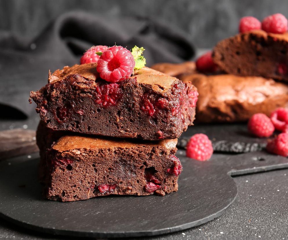 brownie z malinami