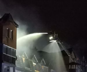 Pożar w Ząbkach. Strażacy przeszukują pogorzelisko