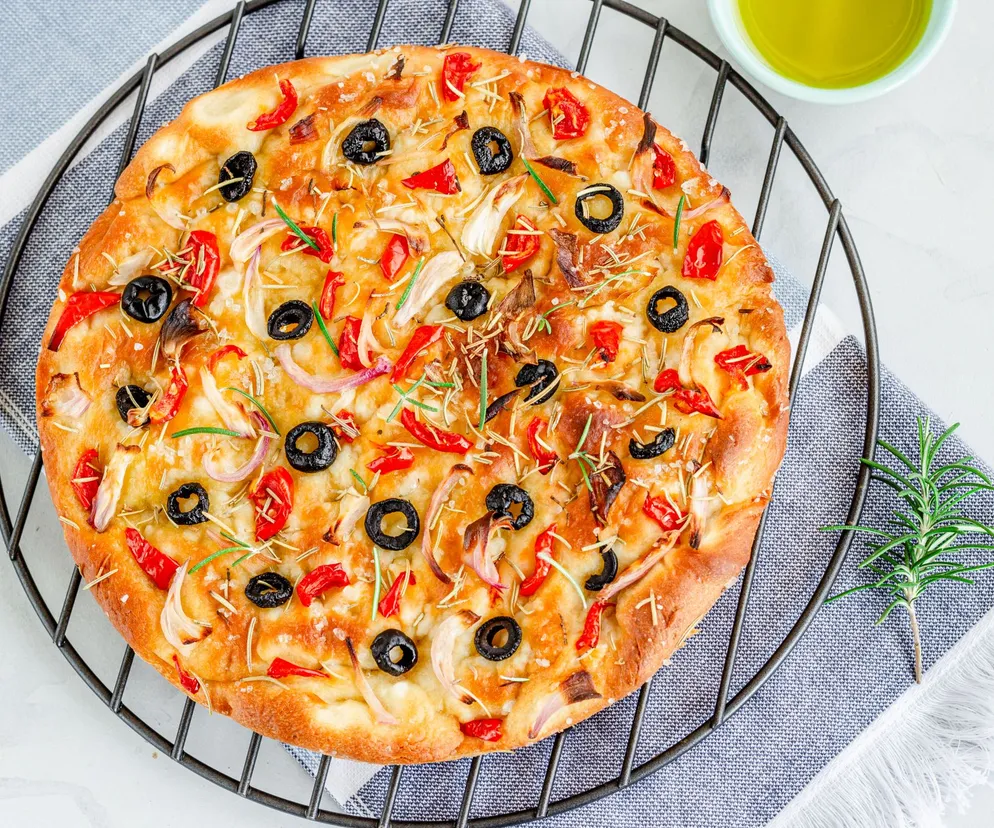 Pizza bez drożdży i wyrastania. Jak zrobić proszkowe ciasto na pizzę?