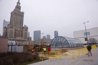 Budowa łąki kwietnej przy wejściu do metra Centrum w Warszawie