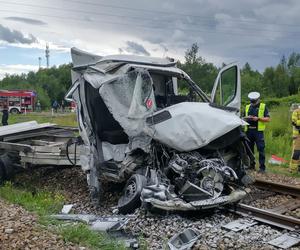 Wjechał wprost pod pociąg. Koszmarny wypadek w Dąbrowie Górniczej