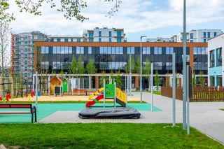 Szkoła przy skrzyżowaniu ul. Silnikowej i Hennela w Warszawie z fotowoltaiką na elewacji