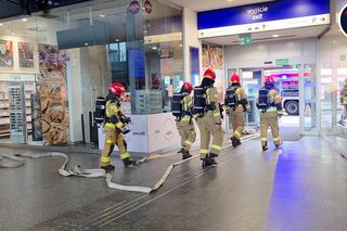 Pożar Biedronki w centrum Warszawy! Duża ewakuacja, na miejscu służby