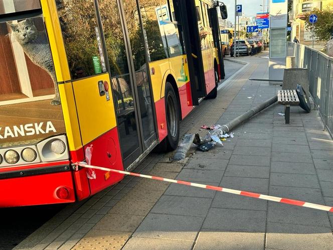 Kierowca autobusu miejskiego gruchnął w latarnię. Ta runęła na kobietę!