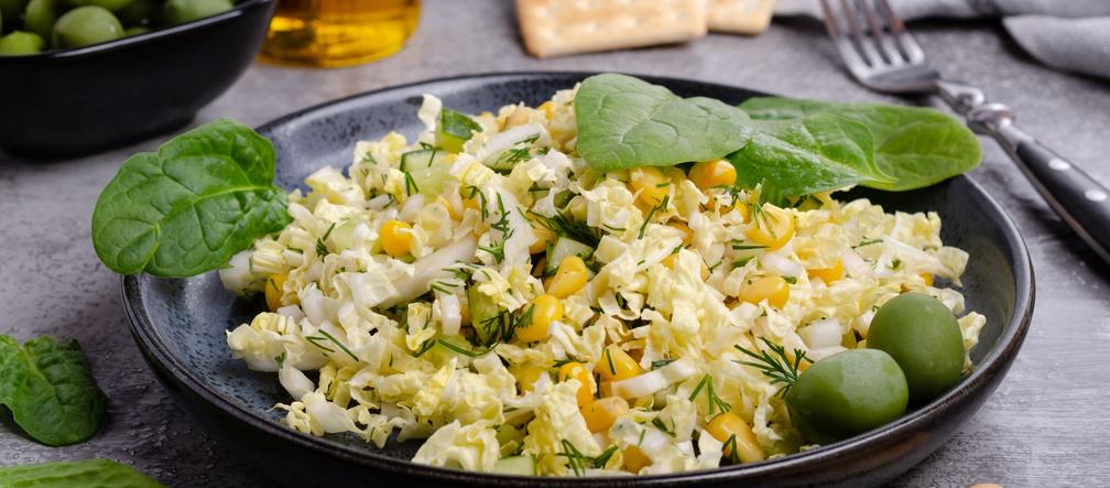 Łatwa surówka z młodej kapusty z ogórkiem, oliwkami i kukurydzą