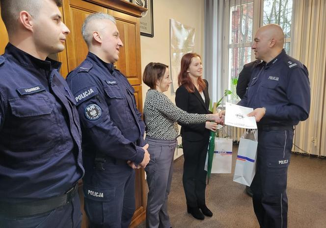 Nastolatka w drodze ze szkoły zobaczyła mężczyznę z kablem zaciśniętym na szyi. Przy nim leżał nóż