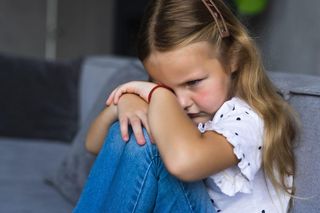 „Niech się wypłacze” - też słyszałaś tę radę? Zapomnij o niej i pomyśl, co czuje dziecko