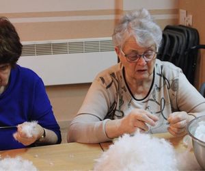 Tak wygląda darcie pierza, na Śląsku nazywane szkubaczkami