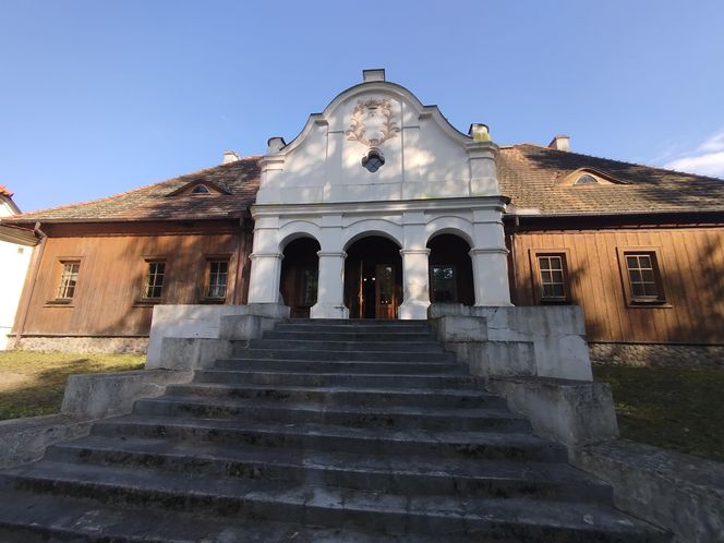 Samorząd Województwa Mazowieckiego kupił zabytkowy dwór w Paplinie wraz z otaczającym go terenem