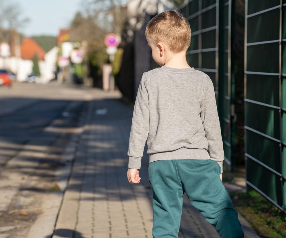 3-latek uciekł z przedszkola. Ubrał buciki, kurtkę otworzył drzwi i ruszył w kierunku domu