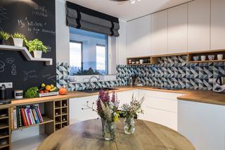 Skandynawskie wnętrze kuchni z jadalnią: geometryczne płytki w jasnym mieszkaniu