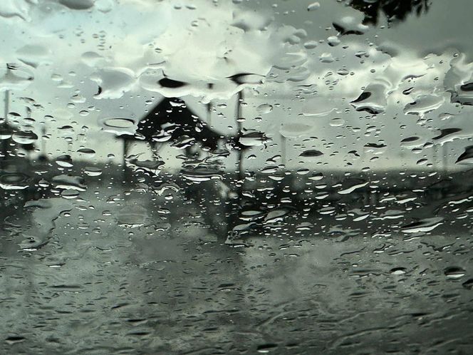 Deszczowe lato i drożyzna zniechęcają Polaków do wakacji. Turyści i przedsiębiorcy apelują o wsparcie