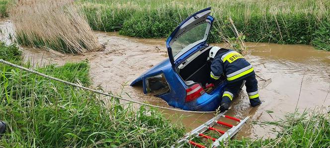 Wypadek w powiecie strzelińskim: Volkswagen wypadł z drogi i wpadł do rzeki