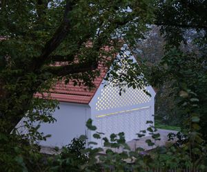 Dom Oskar. Z daleka niepozorny, wewnątrz przypomina kaplicę. Jego sekret tkwi w perforacji i bielonym drewnie