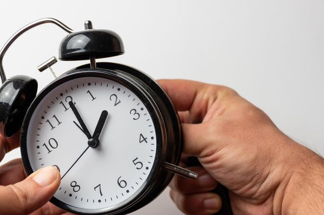 Zmiana czasu z zimowego na letni 2026. W tym roku zegarki przestawimy wcześniej niż ostatnio!