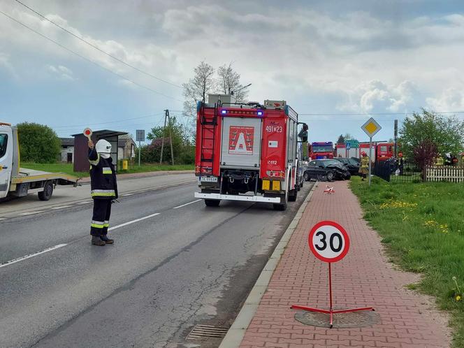 Czołowe zderzenie BMW i Opla w Szerzawach