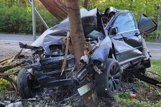 BMW owinęło się wokół drzewa. Koszmarny wypadek w Zielonej Górze