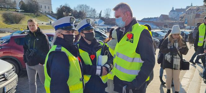 W walentynki policja przypomina, że kochać musimy się też na drodze