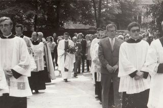 Procesja przed Mszą św. Prymicyjną ks. Mariana Subocza w Wałczu w 1973 roku