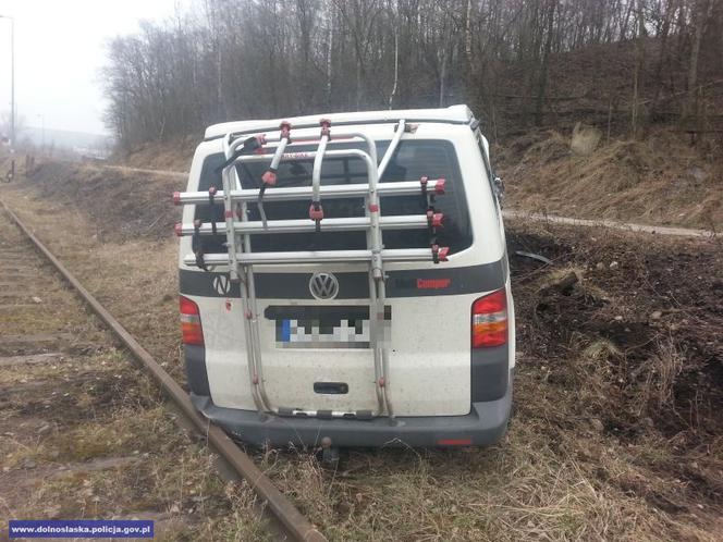 Kierowca uciekał skradzionym samochodem, w którym miał kolejne łupy