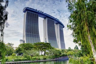 Na dachu hotelu Marina Bay Sands w Singapurze mieści się basen na dachu. Infinity pool o długości 150 metrów rozciąga się na wysokości 57. piętra