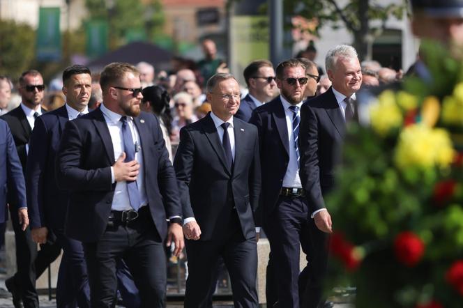 Wizyta prezydenta Polski i Litwy w Lublinie.  Andrzej Duda i Gitanas Nauseda złożyli wieńce przed pomnikiem Unii Lubelskiej. ZDJĘCIA