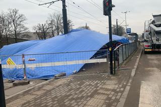 Ogromny namiot na torowisku w centrum Torunia. Chroni przed niepogodą