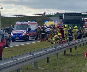 Są ranni po wypadku z udziałem autokaru. Droga zablokowana, poważne utrudnienia