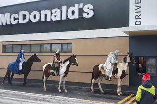 Trzej królowie skoczyli na Big Maca? To zdjęcie z Chorzowa jest już hitem internetu