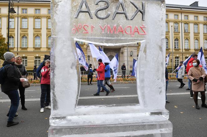 Pod KPRM protestują pracownicy budżetówki