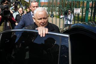 Kaczyński walczył z wieńcem. W końcu się poddał i go zabrał