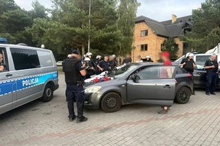 Kibole szykowali zasadzkę. Kłody drewna na drodze i sprzęt do walki w samochodach