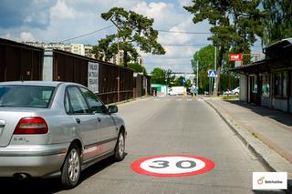 Bełchatów: Kolejne piktogramy na ulicach. Czemu mają służyć znaki naklejone na asfalcie? 