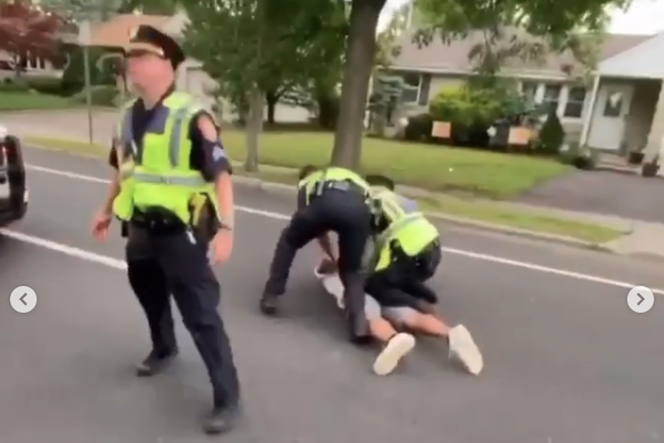 Trzymali go w sześciu, klęczeli na szyi