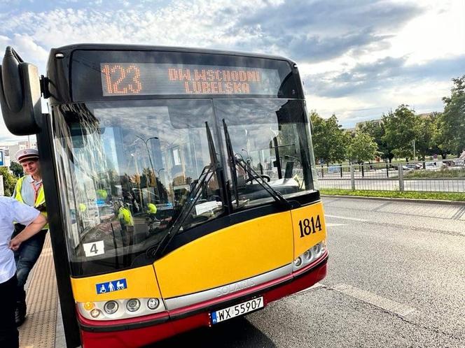 Dantejskie sceny w autobusie. Pasażer roztrzaskał głowę podczas gwałtownego hamowania. Nie żyje